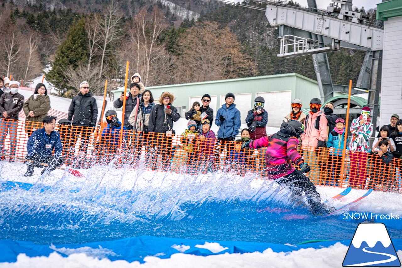 富良野スキー場｜季節は、まだ冬？それとも…？小雪が舞い、たくさんの雪が残る富良野スキー場で、春の恒例イベント『春スキー池渡り大会』開催(^^)/